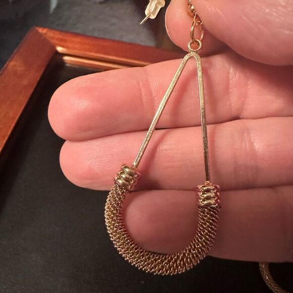 Beautiful gold long earrings with fishhook closure - Picture 2 of 6